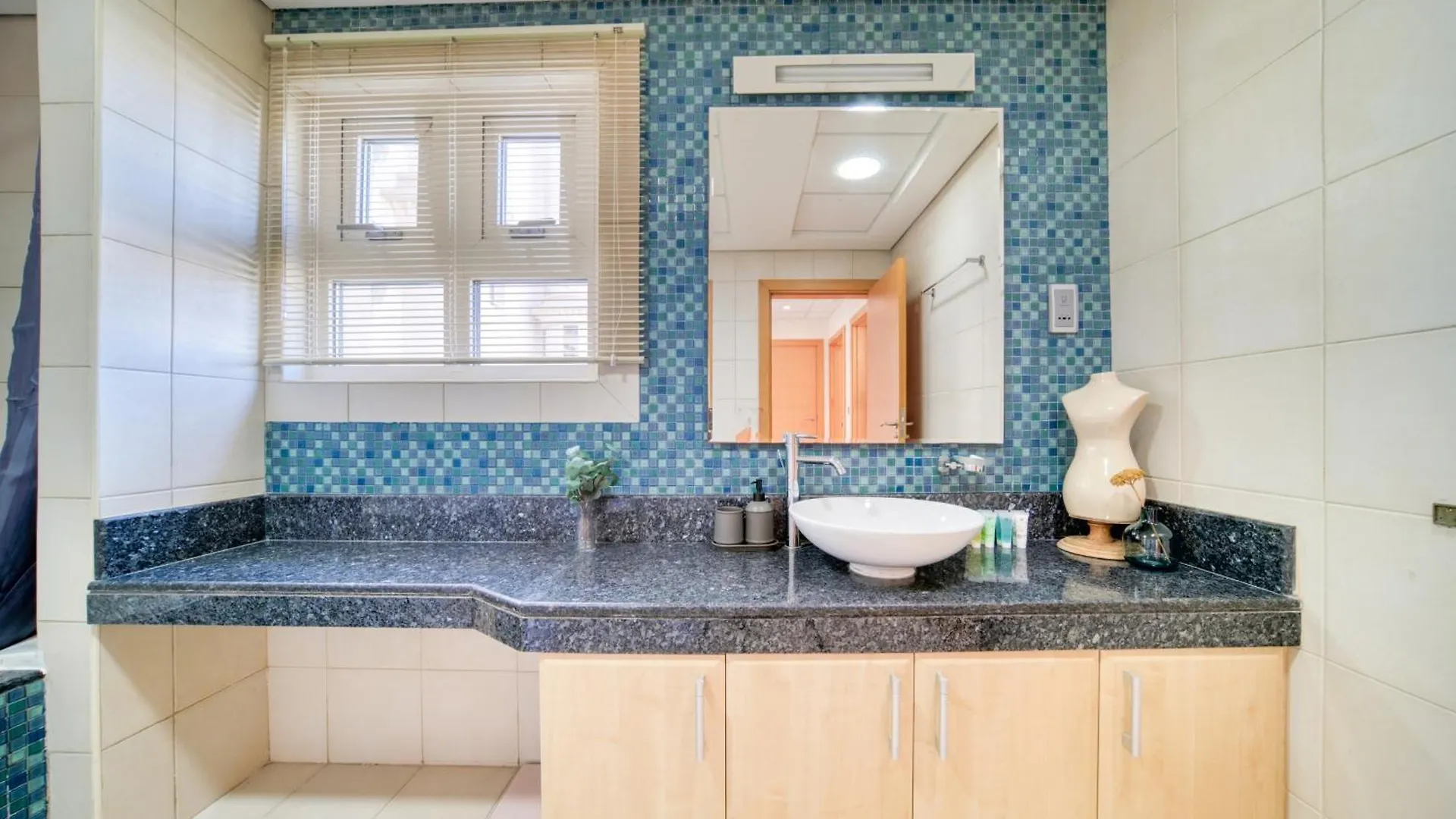 Shoreline 14, Al Hallawi - Palm Jumeirah - Mint Stay Dubai