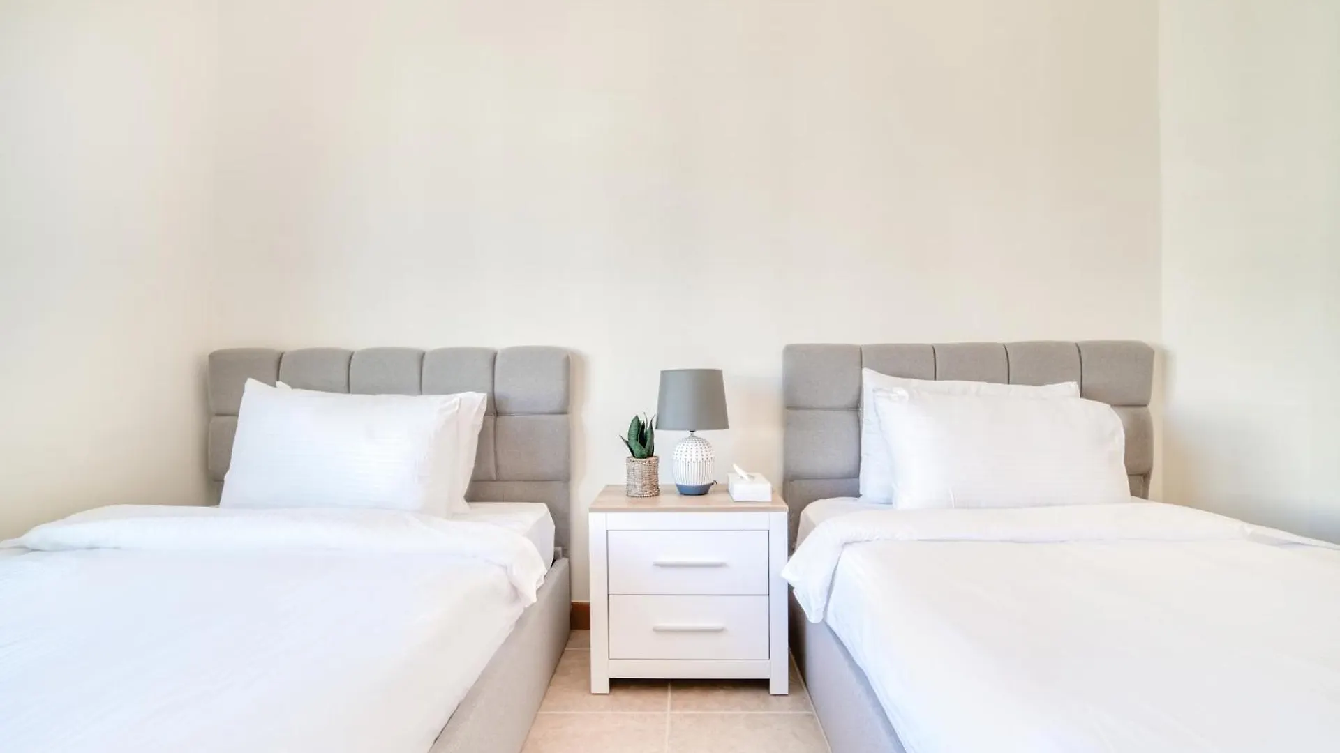 Shoreline 14, Al Hallawi - Palm Jumeirah - Mint Stay Dubai Apartment