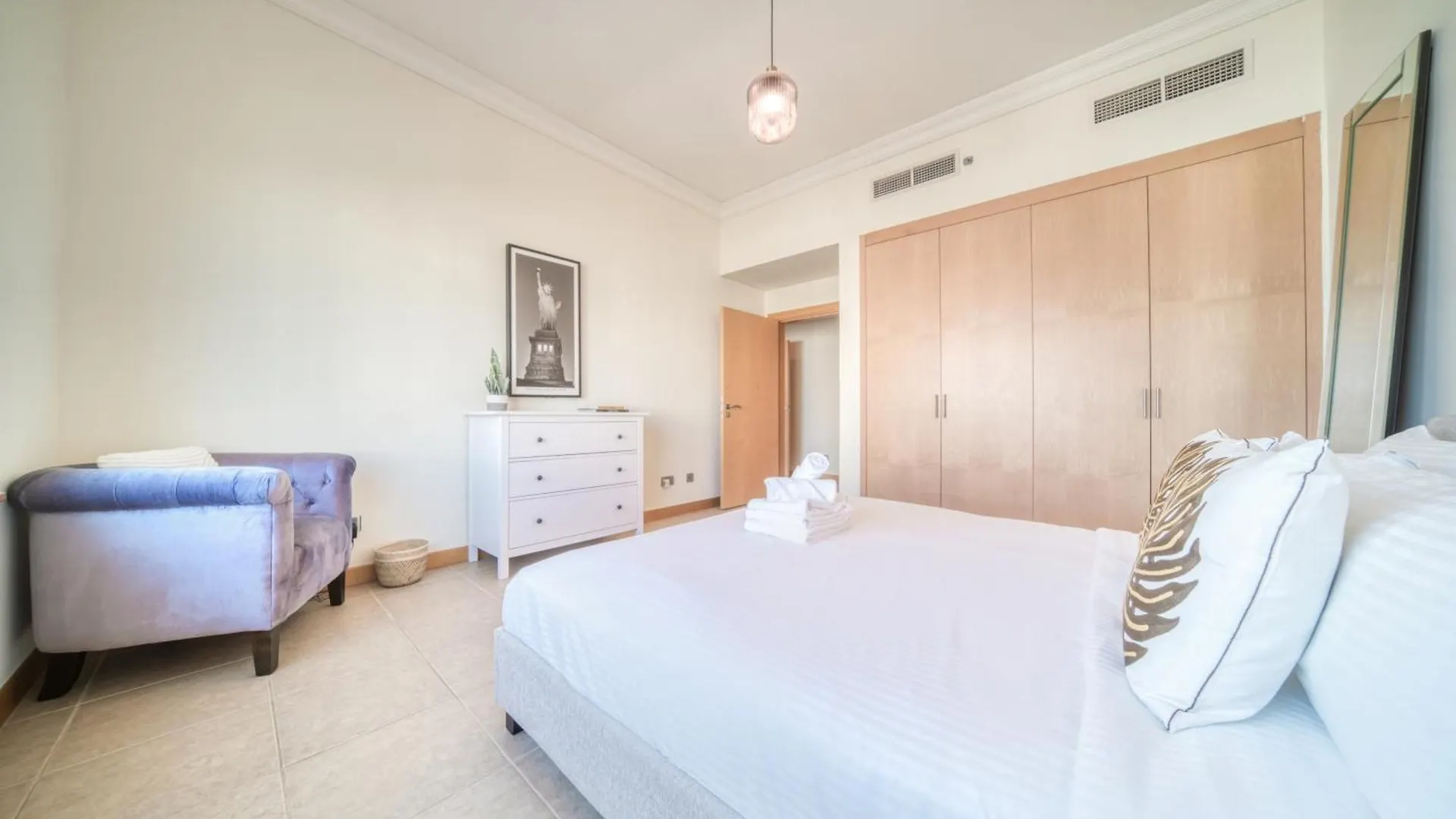 Shoreline 14, Al Hallawi - Palm Jumeirah - Mint Stay Dubai